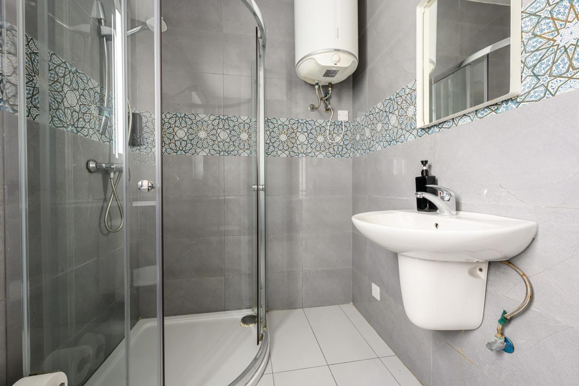F9 3, Private Two Single Beds With Shared Bathroom In Shared Flat Проживание в семье