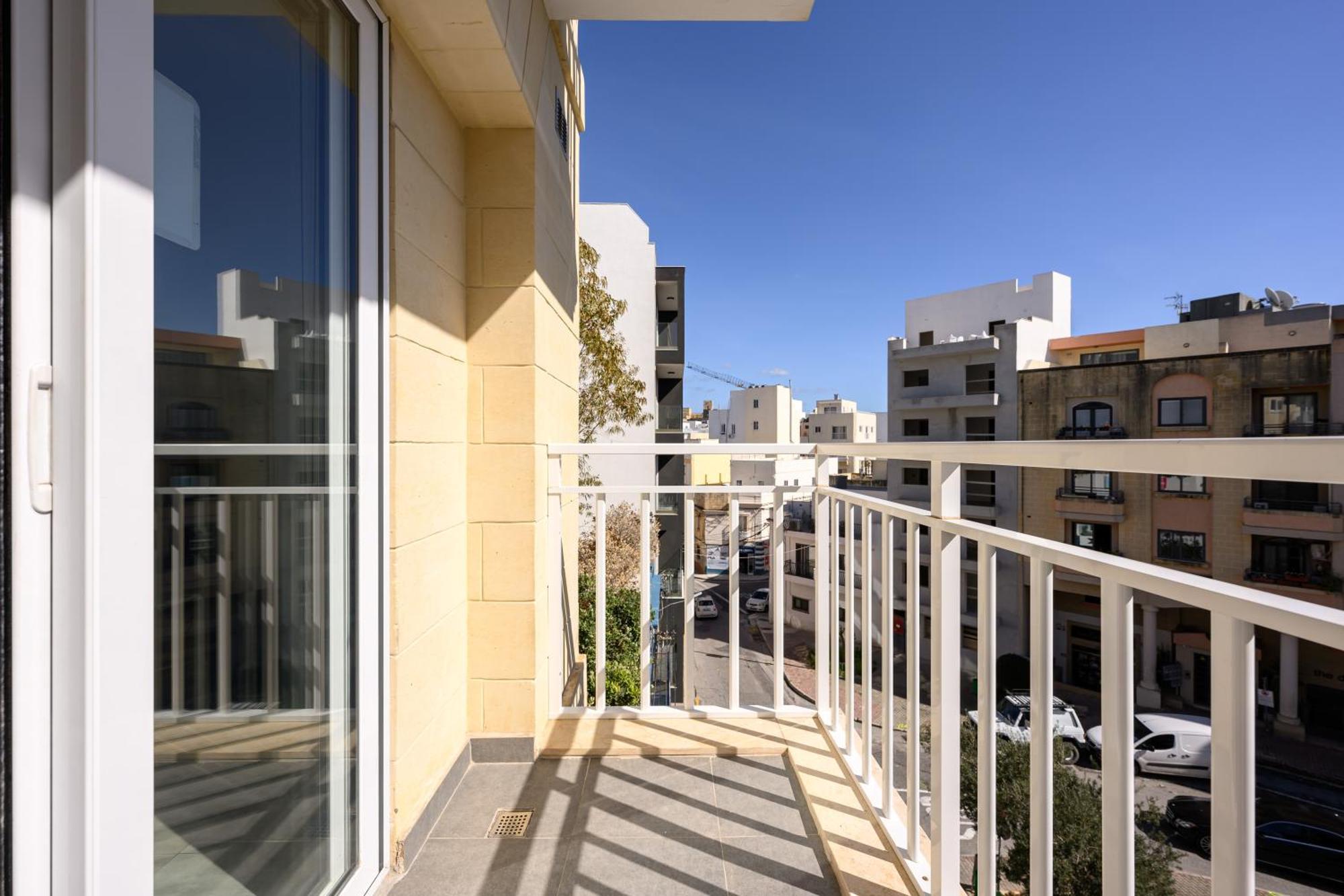 Проживание в семье F9 3, Private Two Single Beds With Shared Bathroom In Shared Flat