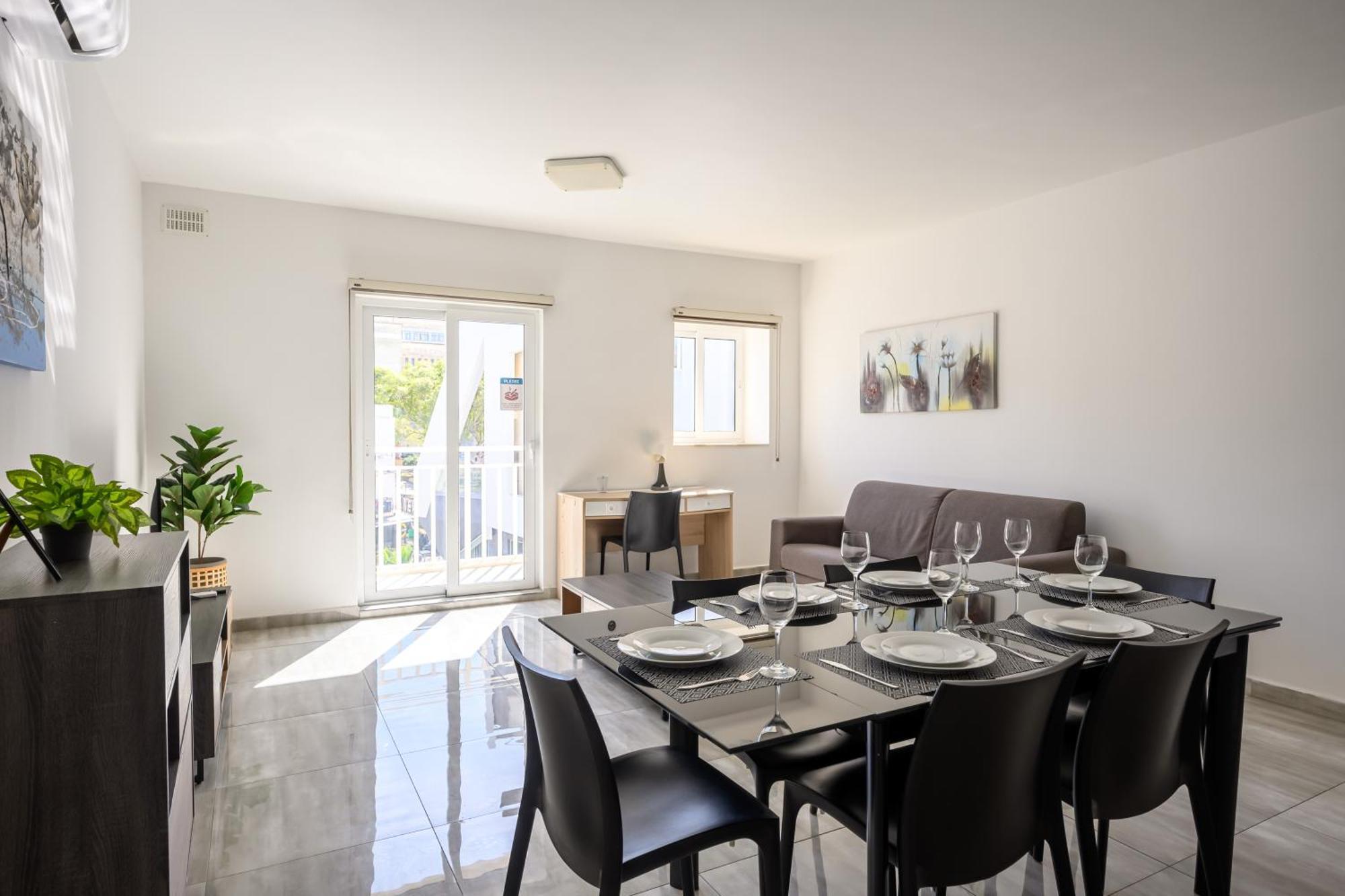 Проживание в семье F9 3, Private Two Single Beds With Shared Bathroom In Shared Flat *