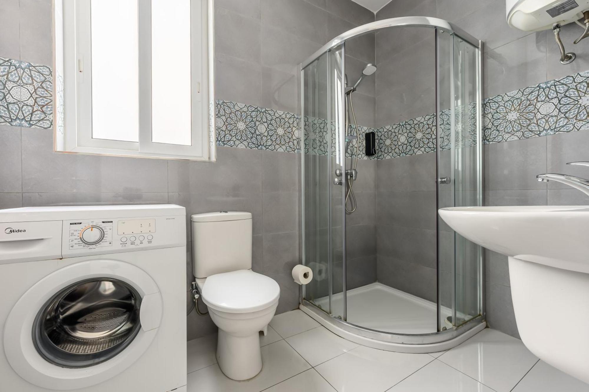 Séjour chez l'habitant F9 3, Private Two Single Beds With Shared Bathroom In Shared Flat *
