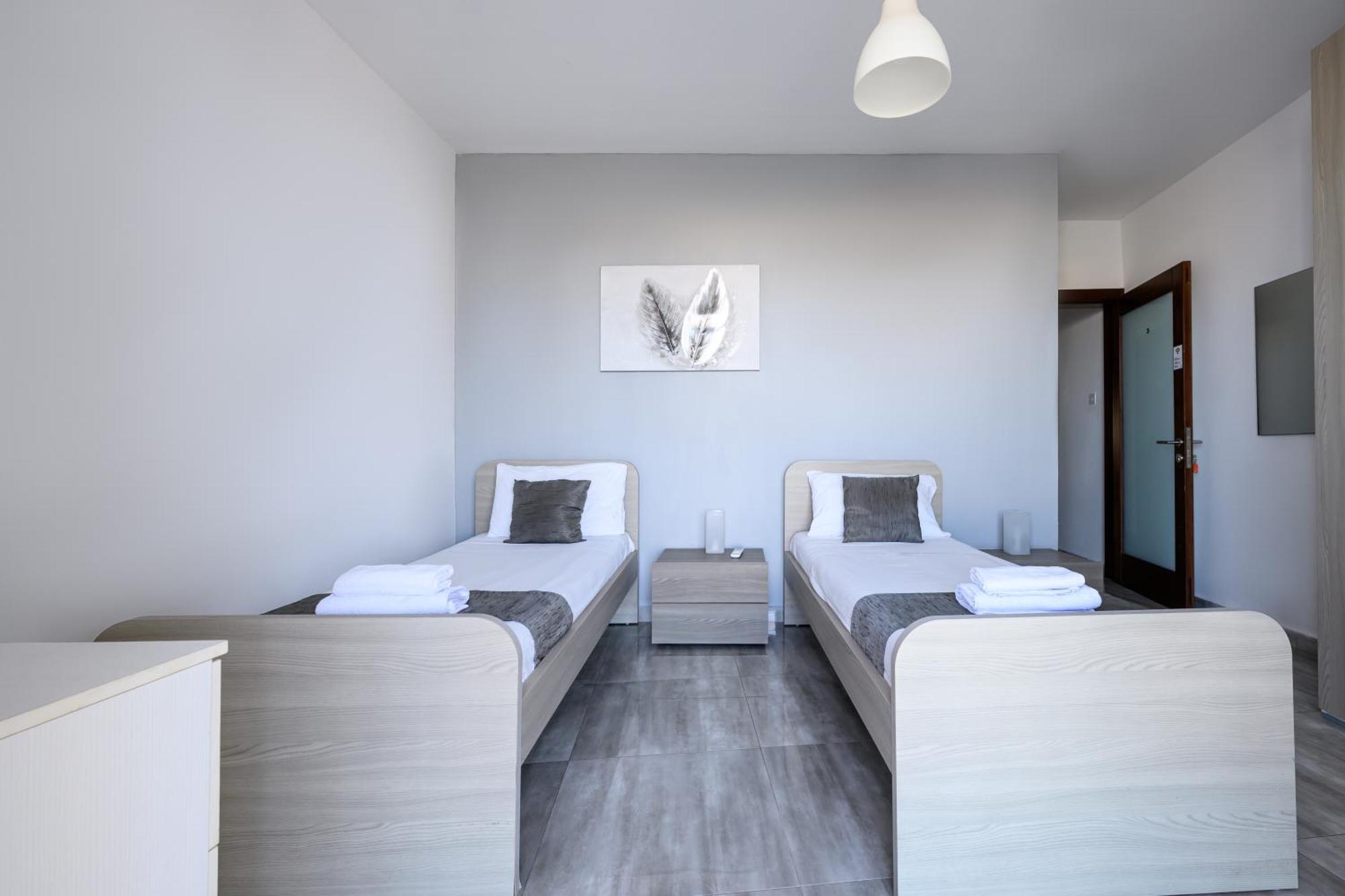 F9 3, Private Two Single Beds With Shared Bathroom In Shared Flat Msida