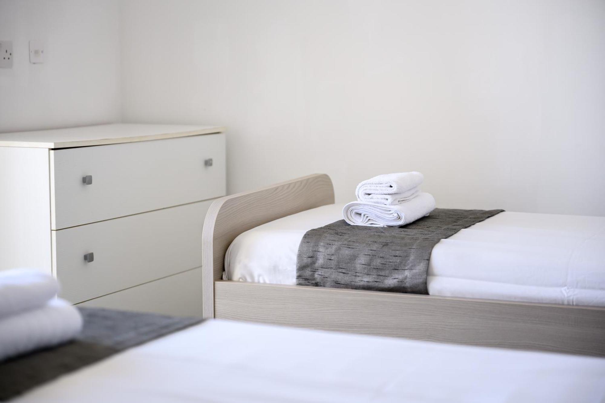 F9 3, Private Two Single Beds With Shared Bathroom In Shared Flat *