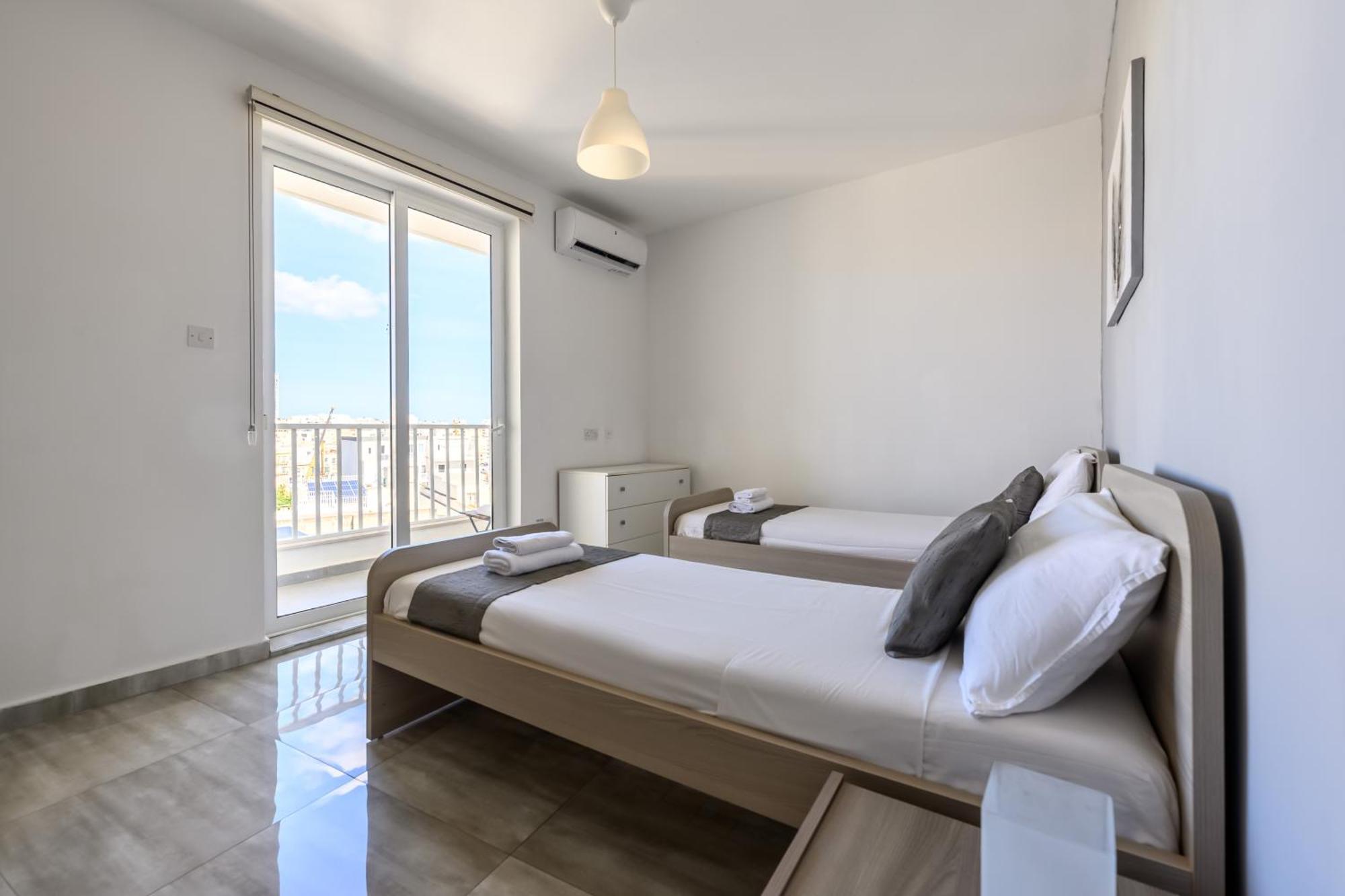 Проживание в семье F9 3, Private Two Single Beds With Shared Bathroom In Shared Flat